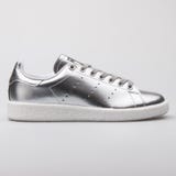 Zapatilla de deporte metálica de plata de Adidas Stan Smith fotografía de archivo Zapatilla de deporte metálica de plata de Adidas Stan Smith fotografía de archivo