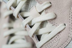 Zapatos del deporte con los cordones blancos foto de archivo Zapatos del deporte con los cordones blancos foto de archivo