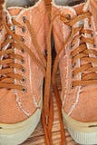 Zapatos y cordones de gimnasio elegantes tomados el primer imagen de archivo Zapatos y cordones de gimnasio elegantes tomados el primer imagen de archivo