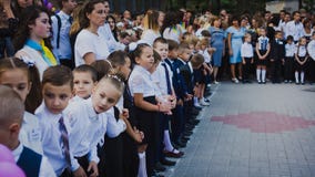 Zaporozhye Ukraina - September 1, 2018: första-väghyvlar står på en linjal i den öppna luften med lärare och högstadiet arkivfoton Zaporozhye Ukraina - September 1, 2018: första-väghyvlar står på en linjal i den öppna luften med lärare och högstadiet arkivfoton