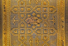 ZARAGOZA, ESPAÑA - 2 DE MARZO DE 2018: El techo tallado en el palacio mudéjar de Aljaferia del La imagen de archivo libre de regalías ZARAGOZA, ESPAÑA - 2 DE MARZO DE 2018: El techo tallado en el palacio mudéjar de Aljaferia del La imagen de archivo libre de regalías
