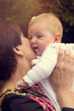 Zarte Großmutter mit Baby lizenzfreie stockfotos Zarte Großmutter mit Baby lizenzfreie stockfotos