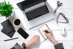 Zasięrzutny widok Pracuje Przy komputerem W biurze bizneswoman obraz stock Zasięrzutny widok Pracuje Przy komputerem W biurze bizneswoman obraz stock