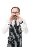 Zatrudnia? personelu Brodaty mężczyzny barista krzyczy przy tobą Barista w fartucha informować Sklep z kaw? poj?cie Dojrzali face zdjęcie stock Zatrudnia? personelu Brodaty mężczyzny barista krzyczy przy tobą Barista w fartucha informować Sklep z kaw? poj?cie Dojrzali face zdjęcie stock