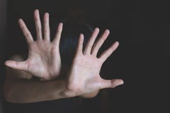 Zatrzymuje przemoc przeciw kobietom, kobieta zakrywa jej twarz w obawie o przemoc domow?, Ciemny brzmienie fotografia stock Zatrzymuje przemoc przeciw kobietom, kobieta zakrywa jej twarz w obawie o przemoc domow?, Ciemny brzmienie fotografia stock