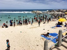 Zatłoczeni nowy rok dnia przy obóz zatoki plażą obrazy stock Zatłoczeni nowy rok dnia przy obóz zatoki plażą obrazy stock