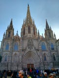 Zatłoczony kwadrat przed katedrą Święty krzyż Eulalia i święty, Barcelona obraz royalty free Zatłoczony kwadrat przed katedrą Święty krzyż Eulalia i święty, Barcelona obraz royalty free