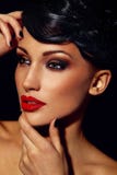 Zaubernahaufnahmeporträt des kaukasischen Modells der jungen Frau des schönen sexy stilvollen Brunette mit hellem Make-up, mit den stockbilder Zaubernahaufnahmeporträt des kaukasischen Modells der jungen Frau des schönen sexy stilvollen Brunette mit hellem Make-up, mit den stockbilder