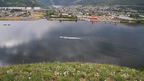 Zaun einer Plattform auf Flusspassagierschiff Flussbänke stock video footage Zaun einer Plattform auf Flusspassagierschiff Flussbänke stock video footage