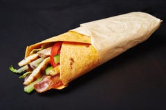 Zawijająca kanapka z kurczakiem zdjęcie stock Zawijająca kanapka z kurczakiem zdjęcie stock