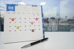 Zaznacza spotkania na Kwietnia kalendarzu i zauważa spotkania i zdjęcia stock Zaznacza spotkania na Kwietnia kalendarzu i zauważa spotkania i zdjęcia stock
