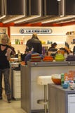 Zaświecający wnętrze Le Creuset sklep przy Irlandia ` s Kildare wioski prestiżowym punktem sprzedaży detalicznej fotografia royalty free Zaświecający wnętrze Le Creuset sklep przy Irlandia ` s Kildare wioski prestiżowym punktem sprzedaży detalicznej fotografia royalty free