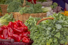 Zbliżenie bogatej czerwieni dzwonkowi pieprze z prawdą wystawiającą przy zielony warzywo zielenieje rynek zdjęcie stock Zbliżenie bogatej czerwieni dzwonkowi pieprze z prawdą wystawiającą przy zielony warzywo zielenieje rynek zdjęcie stock