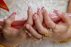 Zbliżenie kobiety palce z pięknym manicure'em i wiele pierścionkami w menchii naczyniu bielu mienia i sukni zdjęcie royalty free Zbliżenie kobiety palce z pięknym manicure'em i wiele pierścionkami w menchii naczyniu bielu mienia i sukni zdjęcie royalty free