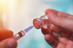 Zbliżenie krowiankowa butelka z strzykawką i igłą dla immunizacji na rocznika medycznego tła, medycyny i leka pojęciu, zdjęcie royalty free Zbliżenie krowiankowa butelka z strzykawką i igłą dla immunizacji na rocznika medycznego tła, medycyny i leka pojęciu, zdjęcie royalty free