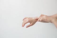 Zbliżenie piękna kobieta wręcza mienie ręki i stosować moisturizer Piękno kobiety ręka stosuje śmietankę zdjęcie stock Zbliżenie piękna kobieta wręcza mienie ręki i stosować moisturizer Piękno kobiety ręka stosuje śmietankę zdjęcie stock