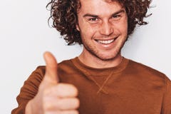 Zbliżenie pracowniany portret ono uśmiecha się z kędzierzawym włosy przystojny mężczyzna, pozuje dla ogólnospołecznej reklamy z k zdjęcia stock Zbliżenie pracowniany portret ono uśmiecha się z kędzierzawym włosy przystojny mężczyzna, pozuje dla ogólnospołecznej reklamy z k zdjęcia stock