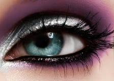 Zbliżenia żeński oko z moda jaskrawym makijażem Piękny błyszczący srebro, purpurowy eyeshadow, moczy błyskotliwość, czarny eyelin obrazy stock Zbliżenia żeński oko z moda jaskrawym makijażem Piękny błyszczący srebro, purpurowy eyeshadow, moczy błyskotliwość, czarny eyelin obrazy stock