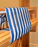 Zbliżenie Błękitny i biel paskował łoktuszę tkactwo Handweaving tkaniny fiberboard zdjęcia royalty free Zbliżenie Błękitny i biel paskował łoktuszę tkactwo Handweaving tkaniny fiberboard zdjęcia royalty free