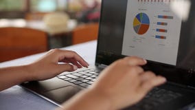Zbliżenie freelancer kobieta wręcza typping na klawiaturze laptop w tropikalnej lato lokaci, działaniu daleko wewnątrz i zbiory wideo Zbliżenie freelancer kobieta wręcza typping na klawiaturze laptop w tropikalnej lato lokaci, działaniu daleko wewnątrz i zbiory wideo