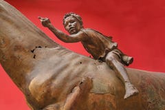 Zbliżenie Hellenistyczna brązowa statua chłopiec dżokej Artemision seans jest Ateny jak łama ciało koń jedzie zdjęcia stock Zbliżenie Hellenistyczna brązowa statua chłopiec dżokej Artemision seans jest Ateny jak łama ciało koń jedzie zdjęcia stock