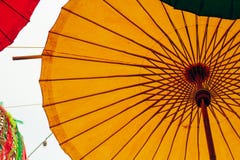 Zbliżenie Kolorowy parasol dekorował w nowego roku festiwalu fotografia stock Zbliżenie Kolorowy parasol dekorował w nowego roku festiwalu fotografia stock