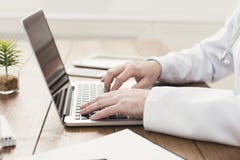 Zbliżenie lekarek ręki na laptop klawiaturze obrazy royalty free Zbliżenie lekarek ręki na laptop klawiaturze obrazy royalty free