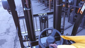 Zbliżenie mężczyzna jedzie rzetelnego ciężkiej ciężarówki forklift ładowacza zdjęcie wideo Zbliżenie mężczyzna jedzie rzetelnego ciężkiej ciężarówki forklift ładowacza zdjęcie wideo