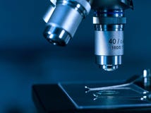 Zbliżenie obiektyw nowożytny mikroskop w laboratorium badawczym na zmroku zdjęcie stock Zbliżenie obiektyw nowożytny mikroskop w laboratorium badawczym na zmroku zdjęcie stock