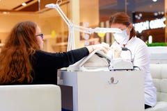 Zbliżenie palca gwoździa opieka manicure'u specjalistą w piękno salonie Manicurzysta farb gwoździe z gwoździa połyskiem Petersbur fotografia royalty free Zbliżenie palca gwoździa opieka manicure'u specjalistą w piękno salonie Manicurzysta farb gwoździe z gwoździa połyskiem Petersbur fotografia royalty free