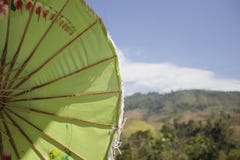 Zbliżenie pod antyk zieleni Asia parasolem na halnym tle fotografia stock Zbliżenie pod antyk zieleni Asia parasolem na halnym tle fotografia stock