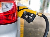 Zbliżenie pompować benzyny paliwo w samochodzie przy benzynowej staci pompą obraz stock Zbliżenie pompować benzyny paliwo w samochodzie przy benzynowej staci pompą obraz stock