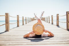 Zbliżenie portret atrakcyjna kobieta w czarnego bikini sunbathing kłamać na drewnianym molu przy morzem Lata powołanie obraz stock Zbliżenie portret atrakcyjna kobieta w czarnego bikini sunbathing kłamać na drewnianym molu przy morzem Lata powołanie obraz stock