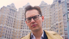 Zbliżenie portret atrakcyjny caucasian biznesmen patrzeje naprzód i wtedy uwydatnia palec na kamerze z zbiory Zbliżenie portret atrakcyjny caucasian biznesmen patrzeje naprzód i wtedy uwydatnia palec na kamerze z zbiory