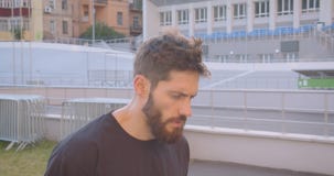Zbliżenie portret dorosły caucasian sporty męski jogger odprowadzenie na stadium w miastowym mieście outdoors zbiory wideo Zbliżenie portret dorosły caucasian sporty męski jogger odprowadzenie na stadium w miastowym mieście outdoors zbiory wideo