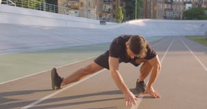 Zbliżenie portret dorosły caucasian sporty męski jogger rozgrzewkowy w górę stadium w miastowym mieście outdoors zbiory wideo Zbliżenie portret dorosły caucasian sporty męski jogger rozgrzewkowy w górę stadium w miastowym mieście outdoors zbiory wideo