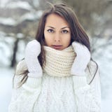 Zbliżenie portret piękna dziewczyna w zima parku obrazy royalty free Zbliżenie portret piękna dziewczyna w zima parku obrazy royalty free