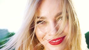 Zbliżenie portret ładna blondynki kobieta z czerwoną pomadką w świetle słonecznym outside zbiory wideo Zbliżenie portret ładna blondynki kobieta z czerwoną pomadką w świetle słonecznym outside zbiory wideo