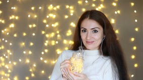 Zbliżenie portreta kobieta w hełmofonów smilling, słucha muzyka Tło z bokeh światłami zbiory wideo Zbliżenie portreta kobieta w hełmofonów smilling, słucha muzyka Tło z bokeh światłami zbiory wideo