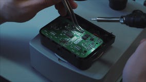Zbliżenie pracownika ręk pracy z lutowniczym żelazem i pincetami zdjęcie wideo Zbliżenie pracownika ręk pracy z lutowniczym żelazem i pincetami zdjęcie wideo