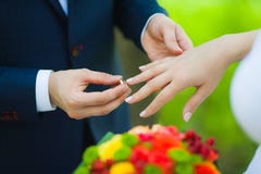 Zbliżenie ręki bridal unrecognizable para z obrączkami ślubnymi panna młoda trzyma ślubnego bukiet kwiaty obraz stock Zbliżenie ręki bridal unrecognizable para z obrączkami ślubnymi panna młoda trzyma ślubnego bukiet kwiaty obraz stock
