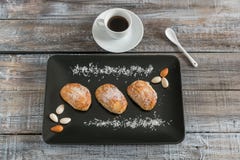 Zbliżenie talerz z stosem domowej roboty ciastka i filiżanka obraz stock Zbliżenie talerz z stosem domowej roboty ciastka i filiżanka obraz stock