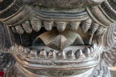Zbliżenie usta foluje fangs brązowe lew statuy dla tła zdjęcie royalty free Zbliżenie usta foluje fangs brązowe lew statuy dla tła zdjęcie royalty free