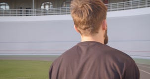 Zbliżenie widoku tylny portret dorosły caucasian sporty męski jogger odprowadzenie na stadium w miastowym mieście outdoors zbiory wideo Zbliżenie widoku tylny portret dorosły caucasian sporty męski jogger odprowadzenie na stadium w miastowym mieście outdoors zbiory wideo