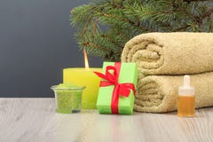 Zdroju skład z ręcznikiem, aromatycznym olejem, prezenta pudełkiem, morze solą i świeczką, zdjęcia royalty free Zdroju skład z ręcznikiem, aromatycznym olejem, prezenta pudełkiem, morze solą i świeczką, zdjęcia royalty free