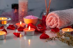 Zdroju traktowanie ustawiaj?cy z perfumowym olejem, sol?, ?wieczkami, r??anymi p?atkami i kwiatami, obraz royalty free Zdroju traktowanie ustawiaj?cy z perfumowym olejem, sol?, ?wieczkami, r??anymi p?atkami i kwiatami, obraz royalty free