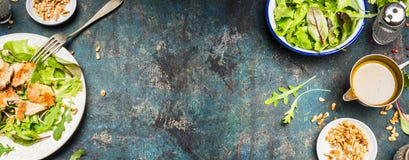 Zdrowy lunchu łasowanie z kurczak sałatką, sosnowymi dokrętkami i nafcianym opatrunkiem, Fotografia Stock Zdrowy lunchu łasowanie z kurczak sałatką, sosnowymi dokrętkami i nafcianym opatrunkiem, Fotografia Stock