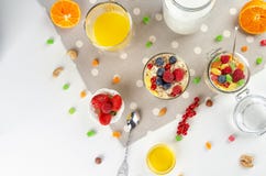 Zdrowy ?niadanie z muesli, mleko, jogurt, owoc obraz stock Zdrowy ?niadanie z muesli, mleko, jogurt, owoc obraz stock