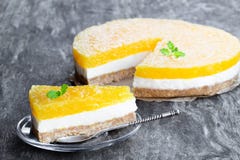 Zdrowy płatowaty ananasowy cheesecake na drewnianym stole fotografia royalty free Zdrowy płatowaty ananasowy cheesecake na drewnianym stole fotografia royalty free