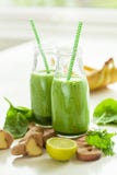 Zdrowy zielony szpinaka smoothie z cilantro wapna banana imbirem Obraz Stock Zdrowy zielony szpinaka smoothie z cilantro wapna banana imbirem Obraz Stock